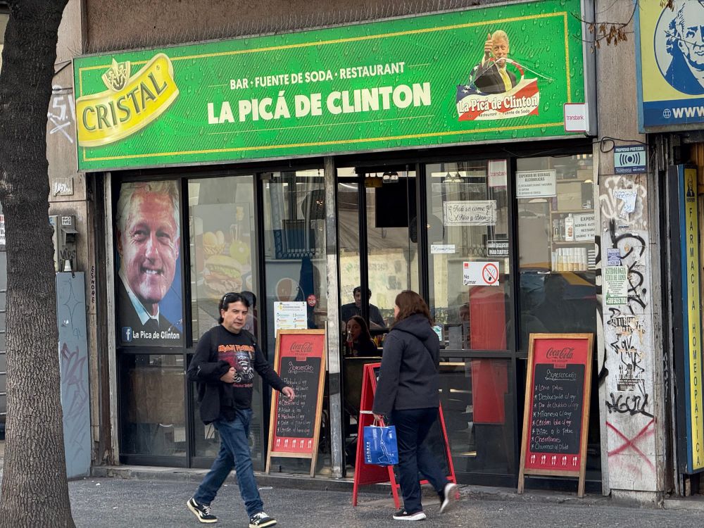 A restaurant sign that reads “La picá de Clinton) and features a photo of Bill Clinton. 