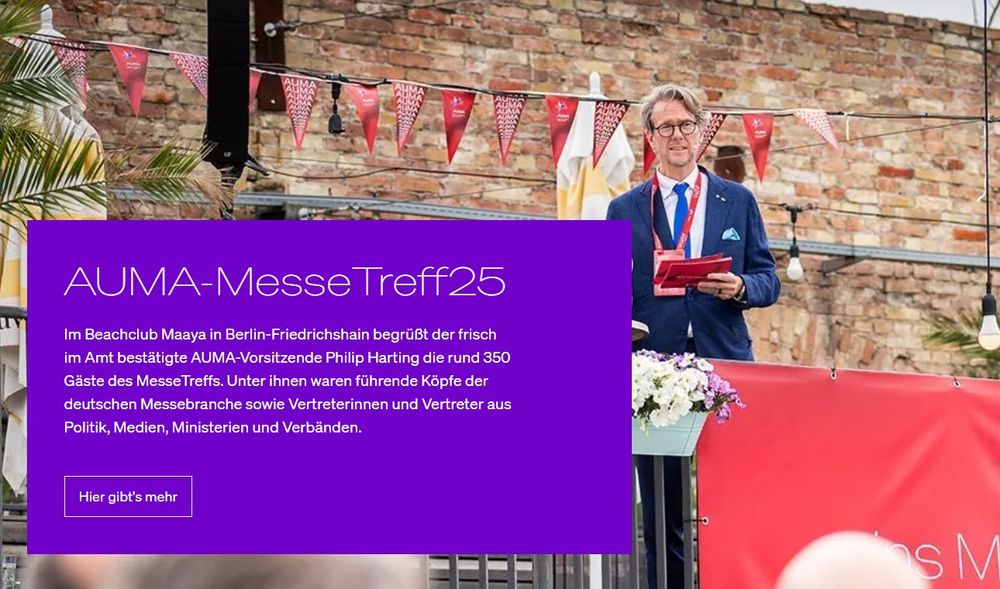 Text auf einem Foto mit einem Redner: AUMA-Messe Treff25: Im Beachclub Maaya in Berlin-Friedrichshain begrüßt der frisch im Amt bestätigte AUMA-Vorsitzende Philip Harting die rund 350 Gäste des MesseTreffs. Unter ihnen waren führende Köpfe der deutschen Messebranche sowie Vertreterinnen und Vertreter aus Politik, Medien, Ministerien und Verbänden.