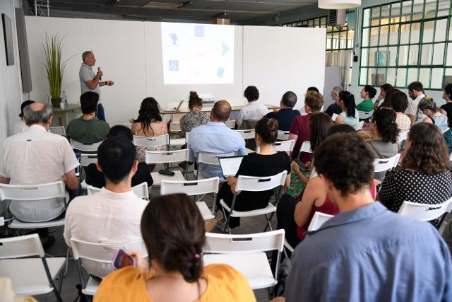 Vue de la salle de conférence lors de la Première Journée de Neurosciences Translationnelles sur l’Épilepsie à Marseille, montrant un intervenant présentant un diaporama face à un public d’environ 70 participants assis.