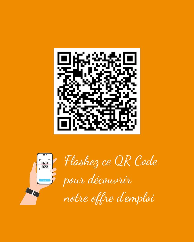 QR Code noir et blanc centré sur fond orange, illustration d’une main tenant un smartphone affichant un QR code. Texte : Flashez ce QR Code pour découvrir notre offre d’emploi.