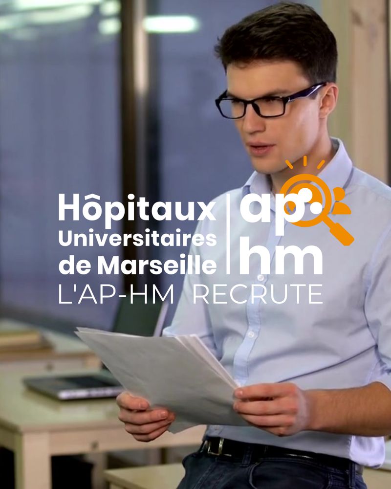 Homme portant des lunettes, lisant un document dans un bureau. Texte : Hôpitaux Universitaires de Marseille – L’AP-HM recrute.