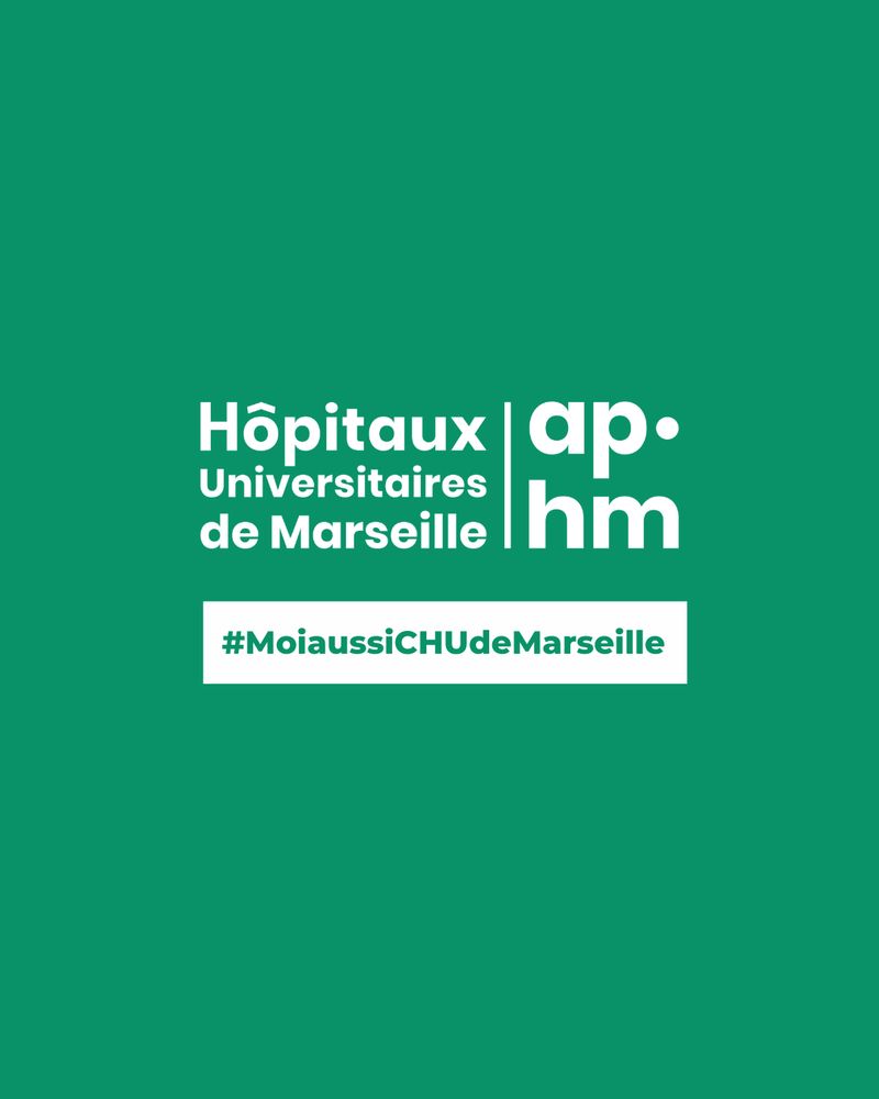 Fond vert uni. En haut, texte blanc : « Hôpitaux Universitaires de Marseille » et logo AP-HM. En dessous, hashtag blanc sur fond rectangulaire vert foncé : « #MoiaussiCHUdeMarseille ».