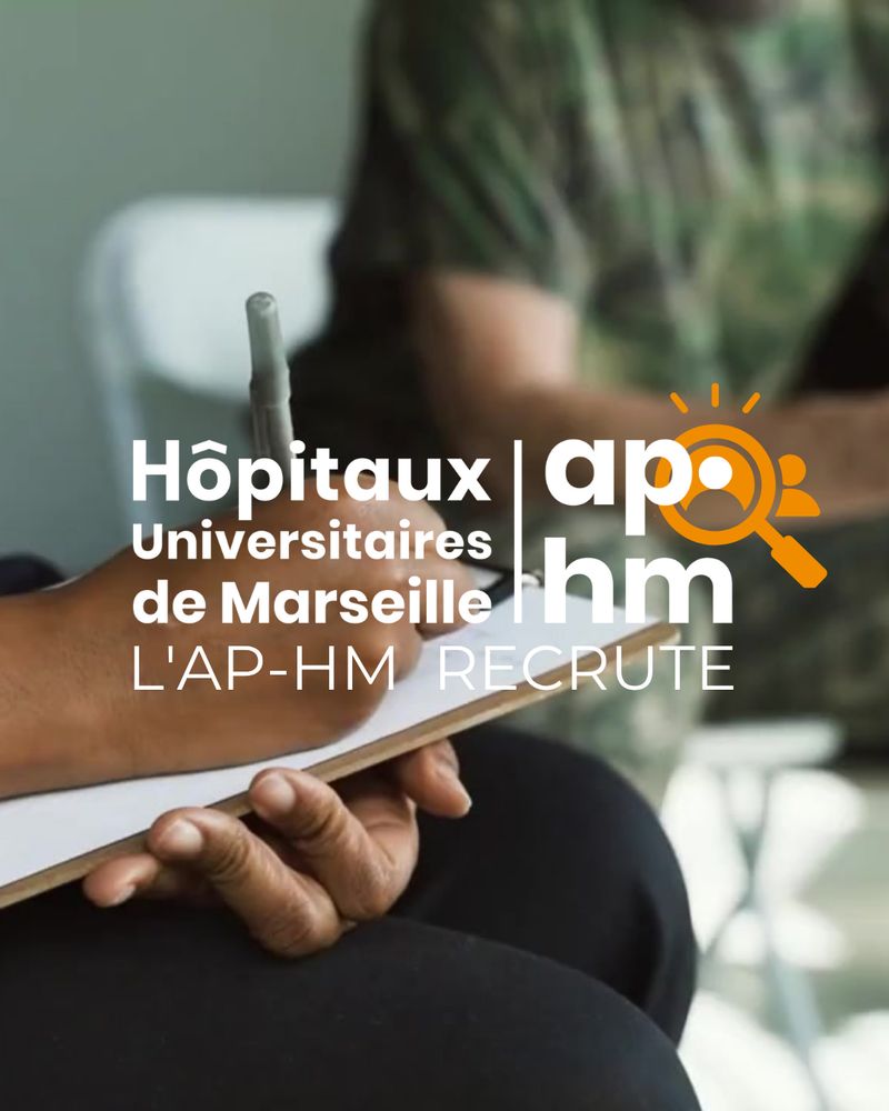 Image floue en arrière-plan d’une personne tenant un stylo et un bloc-notes. Au premier plan, texte blanc : « Hôpitaux Universitaires de Marseille » et « L’AP-HM RECRUTE » avec le logo AP-HM à droite et une loupe orange stylisée.