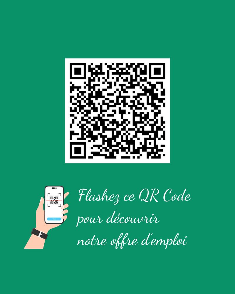 Fond vert uni. En haut, QR code noir et blanc centré. En dessous, texte manuscrit blanc : « Flashez ce QR Code pour découvrir notre offre d'emploi ». À gauche, illustration d’une main tenant un smartphone affichant un QR code à l’écran.
