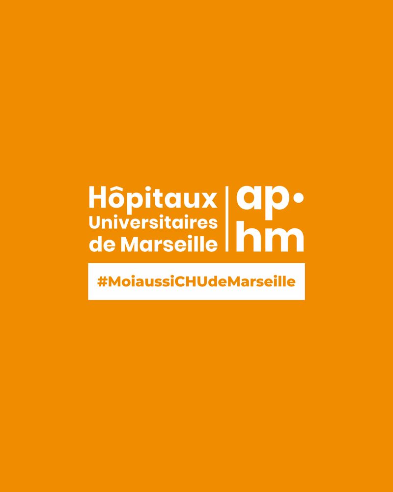 Fond orange avec logo Hôpitaux Universitaires de Marseille AP-HM et hashtag #MoiaussiCHUdeMarseille.