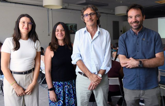 Portrait de groupe de quatre intervenants de la Première Journée de Neurosciences Translationnelles sur l’Épilepsie à Marseille : de gauche à droite, Eya Bourguiba, Audrey Clément, Professeur Fabrice Bartolomei et Professeur Mathieu Milh, souriants et debout devant la salle de conférence.