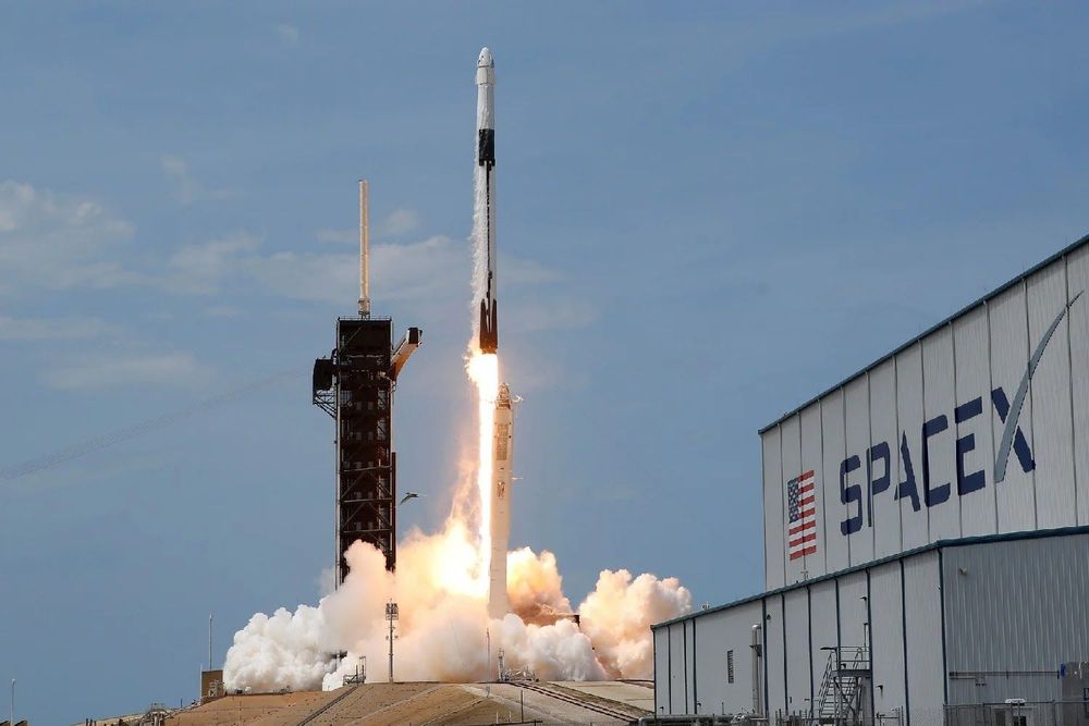 CÁPSULA DA SPACEX CHEGA À ESTAÇÃO ESPACIAL INTERNACIONAL PARA RESGATAR ASTRONAUTAS DA BOEING