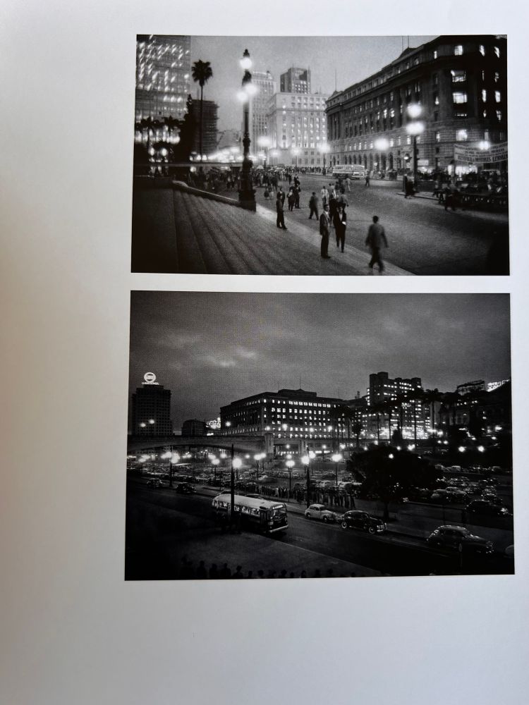 fotos de chico albuquerque do vale do anhangabaú em são paulo à noite, mostra várias pessoas caminhando nas ruas sem carros 