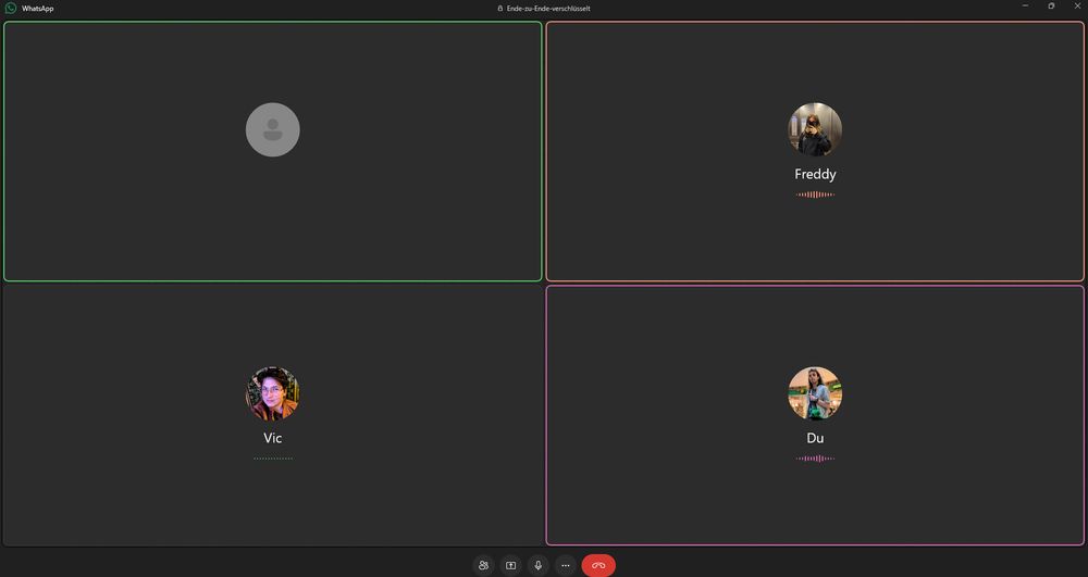 Screenshot eines WhatsApp-Gruppen-Videoanrufs mit vier Teilnehmer*innen. Oben links ist eine ohne Profilbild (Name wurde zensiert graues Standard-Icon), oben rechts "Freddy" mit einem Spiegel-Selfie als Profilbild und aktiver Sprachausgabe (Sprachwellen sichtbar). Unten links ist "Vic" mit einem farbigen Profilbild, unten rechts "Du" mit einem Profilbild in einem Geschäft oder Supermarkt – beide ebenfalls stummgeschaltet (grüne Punkte bei "Vic", Sprachwellen bei "Du"). Am oberen Rand steht "Ende-zu-Ende-verschlüsselt". Unten sind Buttons für Teilnehmerinnen, Kamera, Mikrofon, Bildschirmfreigabe, weitere Optionen und Auflegen sichtbar.