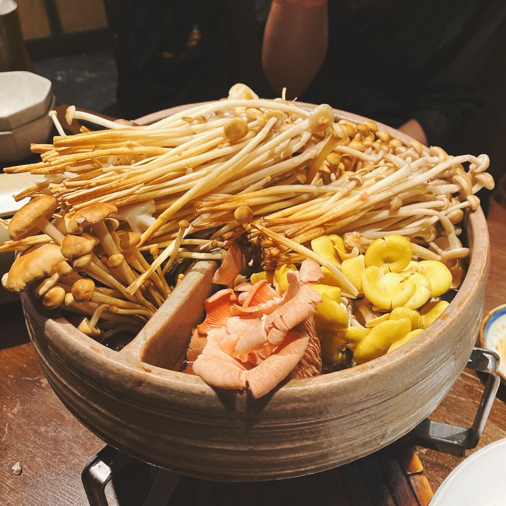 素焼きの鍋に山盛りのきのこが盛られた写真