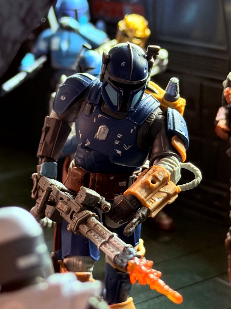 Hasbro Star Wars TVC Deluxe Paz Vizsla lays down some suppressing fire as the rag tag collection of Mandalorians are ambushed in a recreation of a scene from Mandalorian Season 3