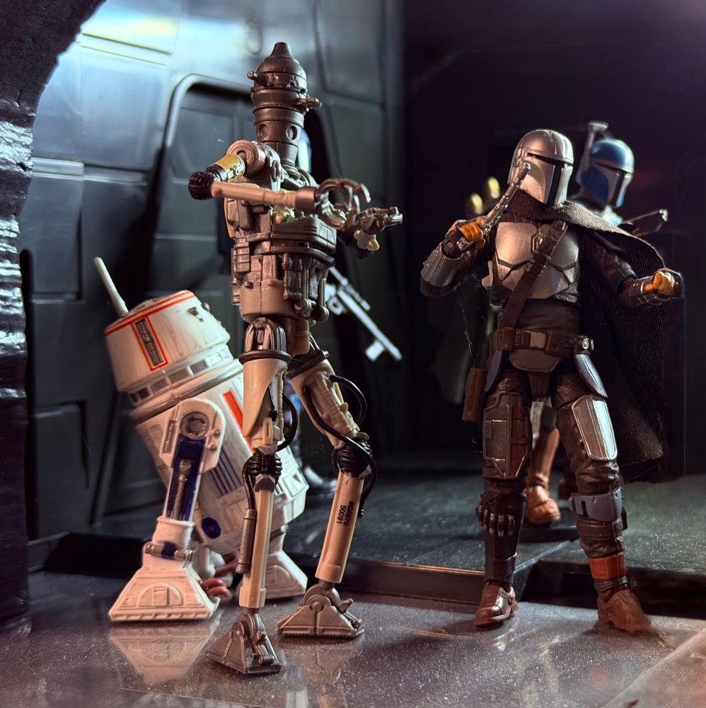 Hasbro Star Wars TVC 3.75” figures of R5-D4, IG-12 and Grogu, and The Mandalorian on an adventure in space