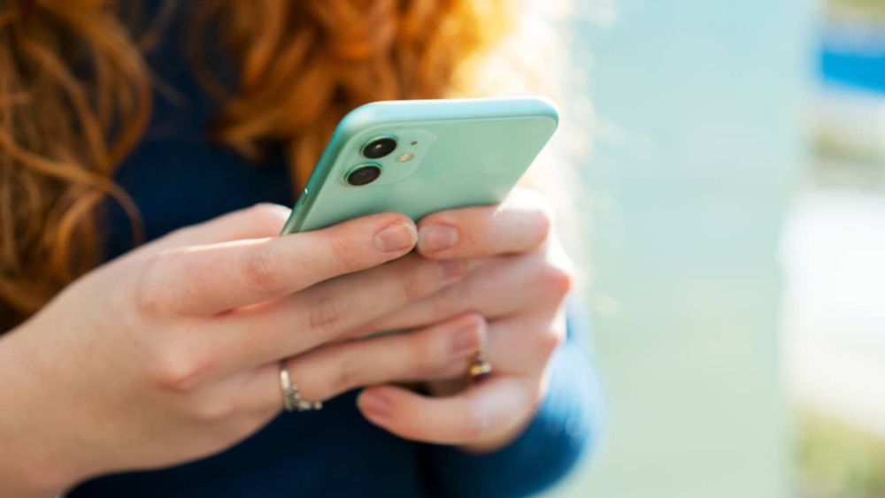 WhatsApp heeft sinds kort een eigen chatbot: Meta AI. Die kun je in allerlei gesprekken oproepen. Een hoop mensen zijn bang dat WhatsApp hiermee kan meelezen met appjes naar je vrienden. Veel van die ...