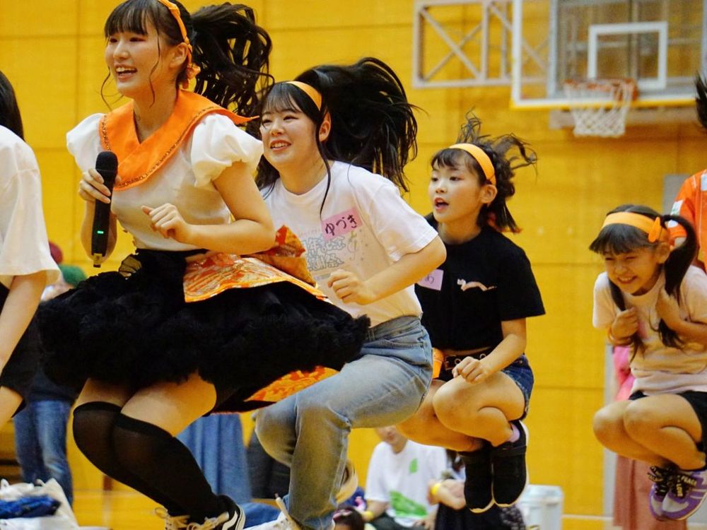 福井ゆかりのアイドル3組が運動会　県内外からファン130人、熱戦に声援