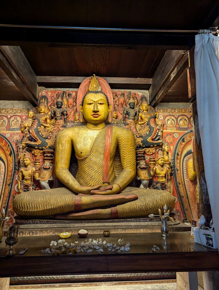 Statue of meditating Buddha 