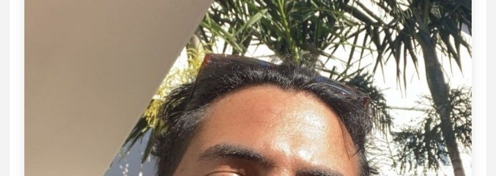 Parte de foto mostrando cabelo masculino alisado com aparência artificial