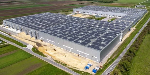 Die Riesenanlage in Zurndorf ist eine der größten Dach-PV-Anlagen in Europa. Mittags wird sie wohl öfter abgeschaltet werden müssen... Foto: Energie Burgenland