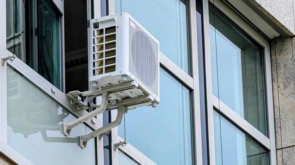 Midea portasplit Außengerät befestigt am Glasfenster