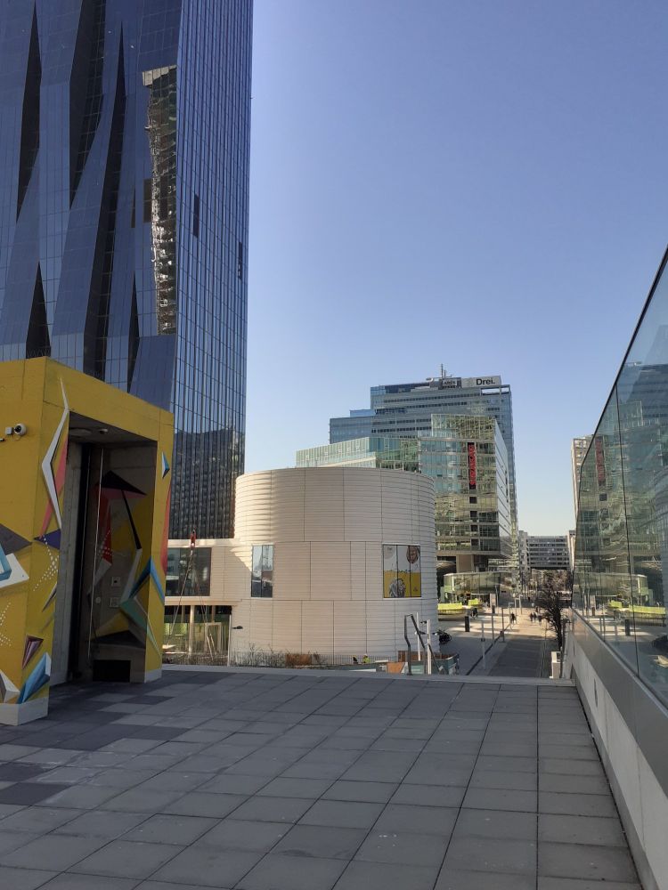 Mehrere Hochhäuser und Gebäude teilweise mit Glasfassaden