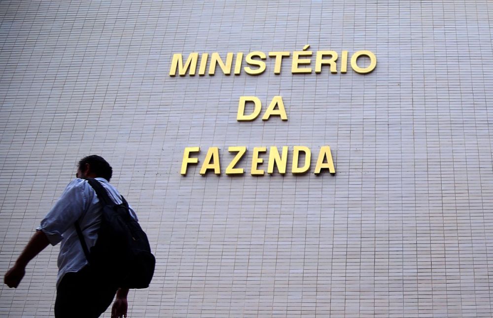 Queimadas, enchentes, vale-gás: gastos fora da meta fiscal aceleram aumento da dívida pública