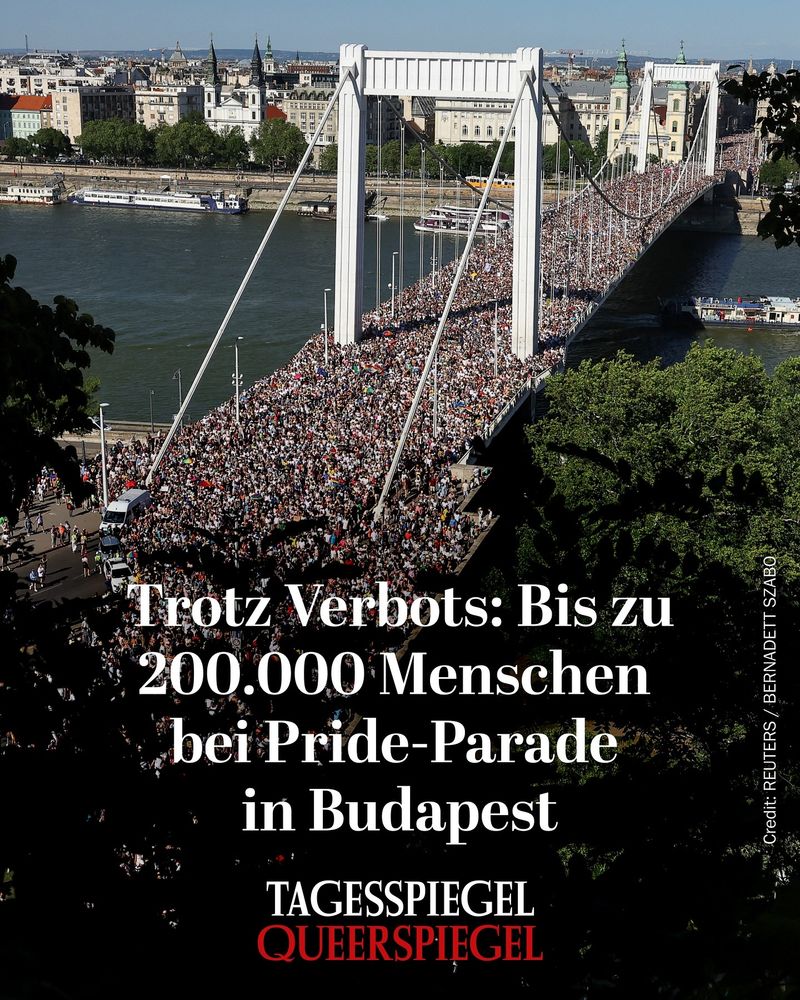 queerspiegel
Rekordzahl bei der Pride in Budapest: „Wir gehen davon aus, dass 180.000 bis 200.000 Menschen teilnehmen“, sagte die Präsidentin der Pride, Viktoria Radvanyi, am Samstag der Nachrichtenagentur AFP. Eine genaue Schätzung sei schwierig.

Die diesjährige Pride steht im Zeichen einer Machtprobe zwischen dem rechtspopulistischen Ministerpräsidenten Viktor Orbán sowie der liberal regierten Hauptstadt Budapest. Die von Orbáns Leuten kontrollierte Polizei untersagte die Veranstaltung, weil sie nach ihrer Auffassung gegen das jüngst novellierte Versammlungsgesetz verstößt. Dieses ermöglicht nun das Verbot von Kundgebungen, wenn sie sich gegen den „Kinderschutzes“ richten. Der liberale Budapester Oberbürgermeister Gergely Karacsony hatte jedoch die zum 30. Mal stattfindende Pride Parade zu einer Veranstaltung der Stadt Budapest erklärt. Eine solche unterliegt nicht dem Versammlungsgesetz. Auf dessen Grundlage könne sie auch nicht verboten werden, ist der Standpunkt der Budapester Stadtverwaltung und der Pride-Organisator:innen. #pridebudapest #queerspiegel