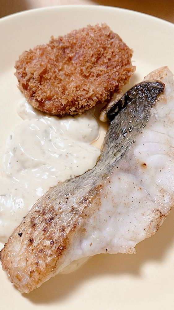 手前に魚の切り身。奥に揚げられたカツがある。