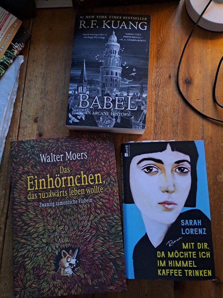 Die Romane "Mir dir, da möchte ich im Himmel Kaffee trinken" von Sarah Lorenz, "Babel" von R.F. Kuang und "Das Eichhörnchen, das rückwärts leben wollte" von Walter Moers