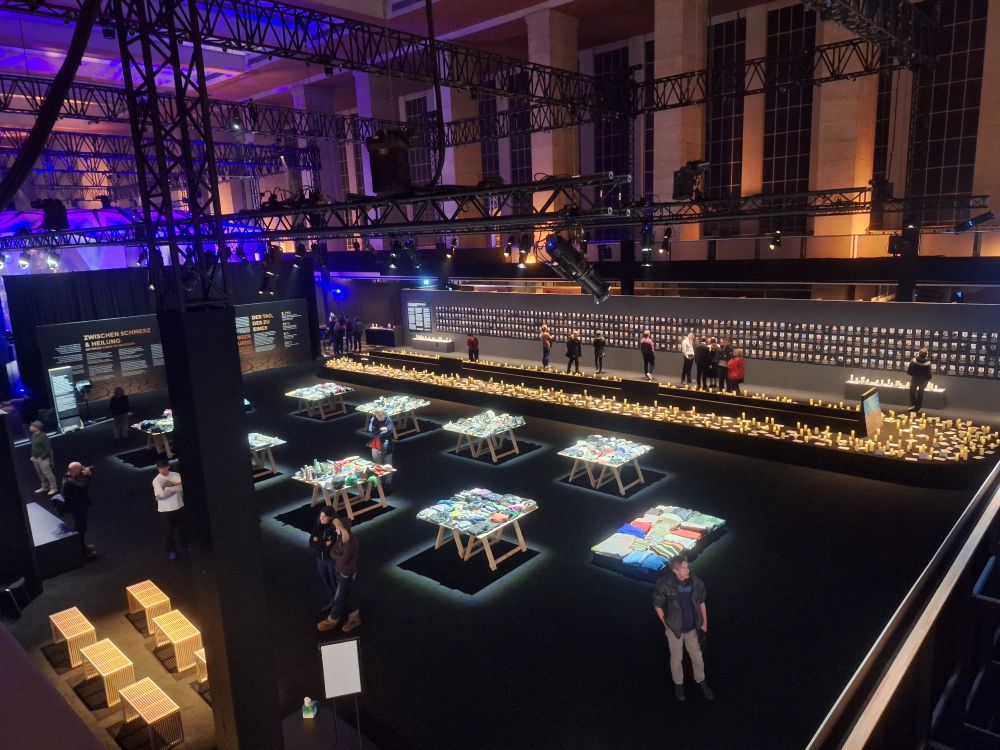 Blick von oben in die Halle.