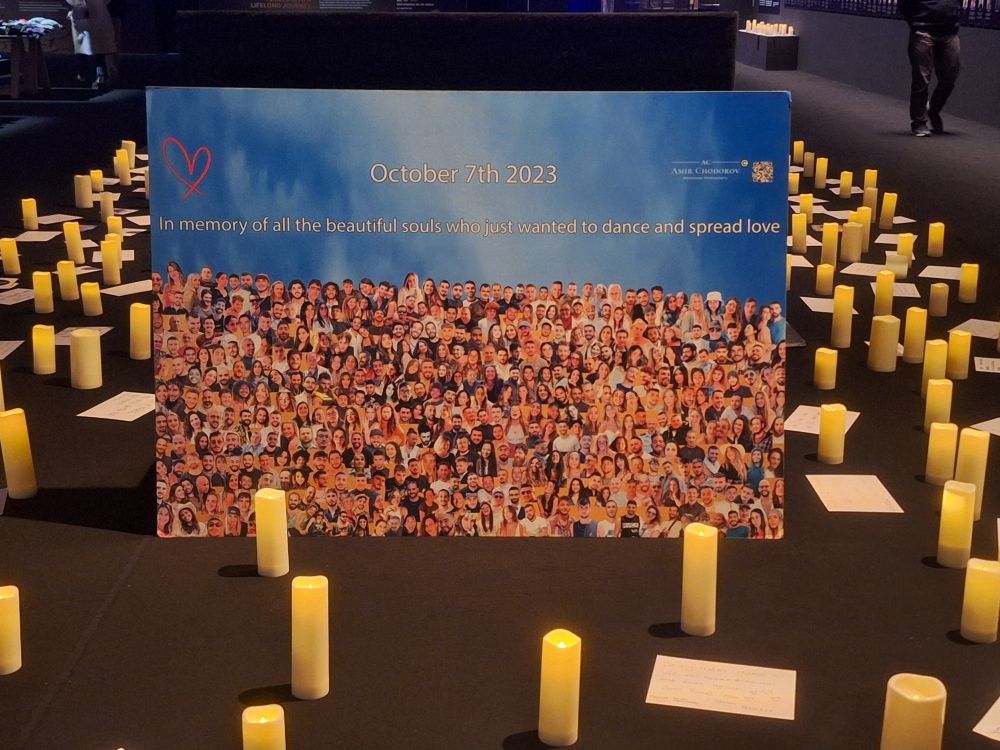 Großes Poster zur Erinnerung an den 7. Oktober 2023 mit Porträts der Opfer. 