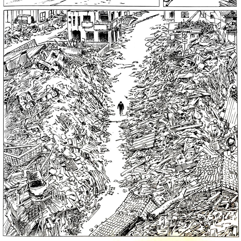 Ilustración de línea fina en blanco y negro que muestra un barrio reducido a escombros, en el que se ha limpiado una vía de tránsito. Una figura solitaria camina por ella. 