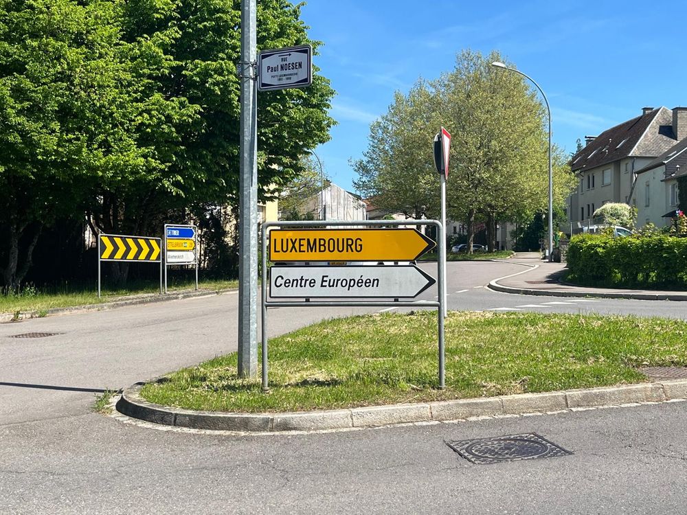 Sign post to Luxembourg