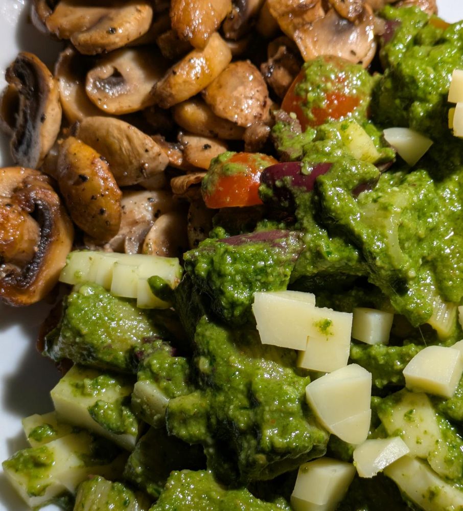 Sautéed mushrooms with pesto pasta