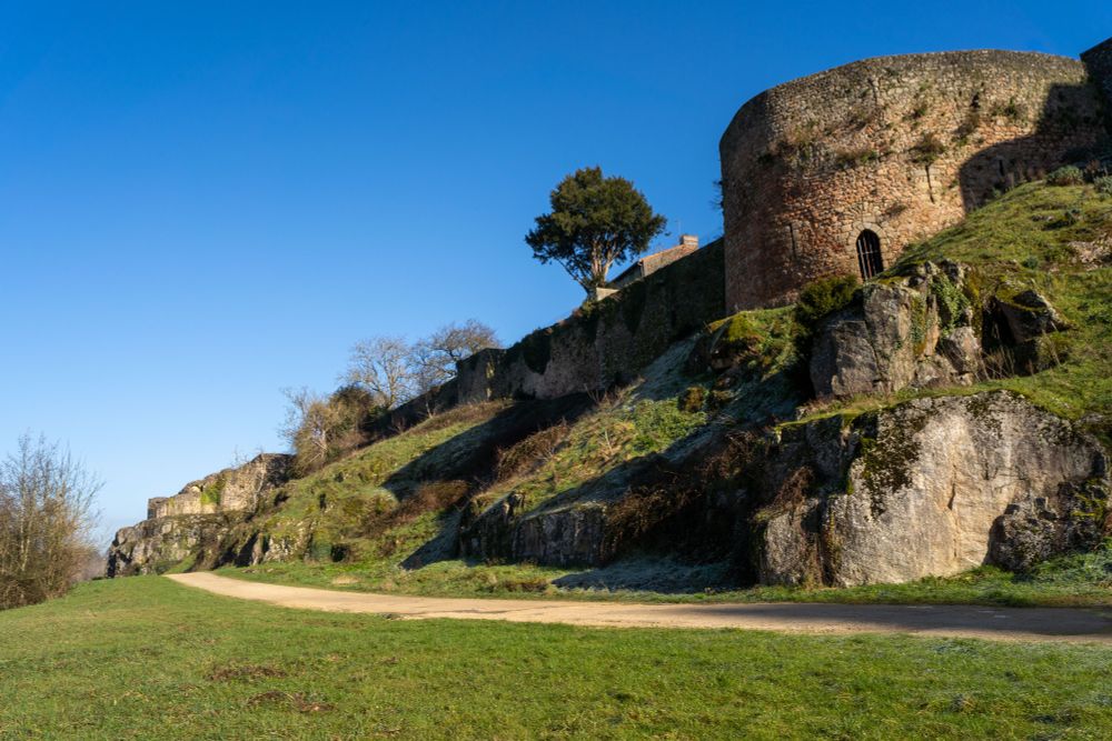 Vue des remparts de Parthenay depuis la Prée, en janvier 2025. 