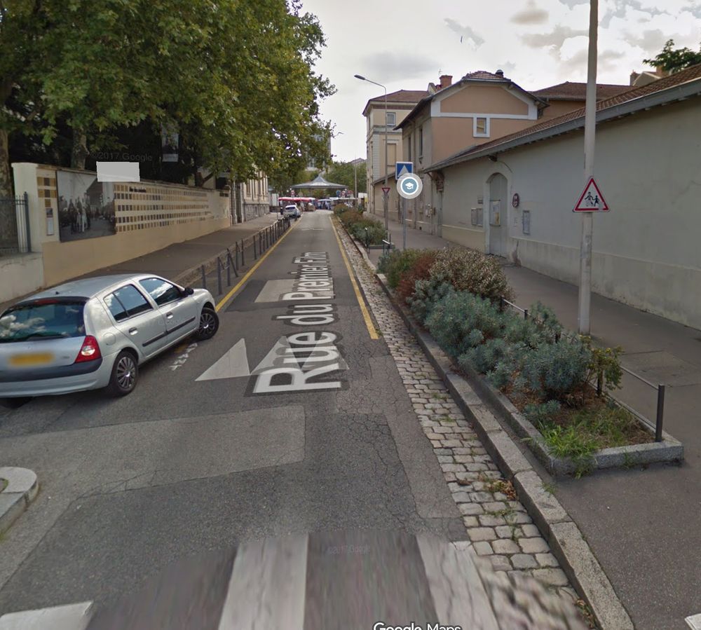 Vue de la rue dans Google Street Map. Les candelabres sont des modèles au design moderne.   https://www.google.com/maps/place/Rue+du+Premier+Film,+69008+Lyon/@45.7450653,4.8698693,3a,75y,120.23h,83.78t/data=!3m7!1e1!3m5!1s2FV9-GH_D7_8qiPxYcO0-g!2e0!6shttps:%2F%2Fstreetviewpixels-pa.googleapis.com%2Fv1%2Fthumbnail%3Fcb_client%3Dmaps_sv.tactile%26w%3D900%26h%3D600%26pitch%3D6.218348818238212%26panoid%3D2FV9-GH_D7_8qiPxYcO0-g%26yaw%3D120.22611889766179!7i13312!8i6656!4m6!3m5!1s0x47f4ea757af0c64b:0x90ad4ca947b4bd6!8m2!3d45.7453653!4d4.8686982!16s%2Fg%2F1tcxp032?entry=ttu&g_ep=EgoyMDI1MTAwNy4wIKXMDSoASAFQAw%3D%3D