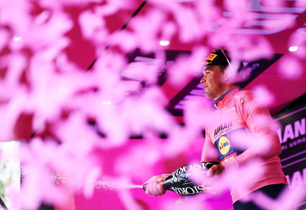 Pro Log: Men’s Giro kicks off; Women’s Vuelta; Egan Bernal’s new kit; Controversy at Liège-Bastogne-Liège Junior