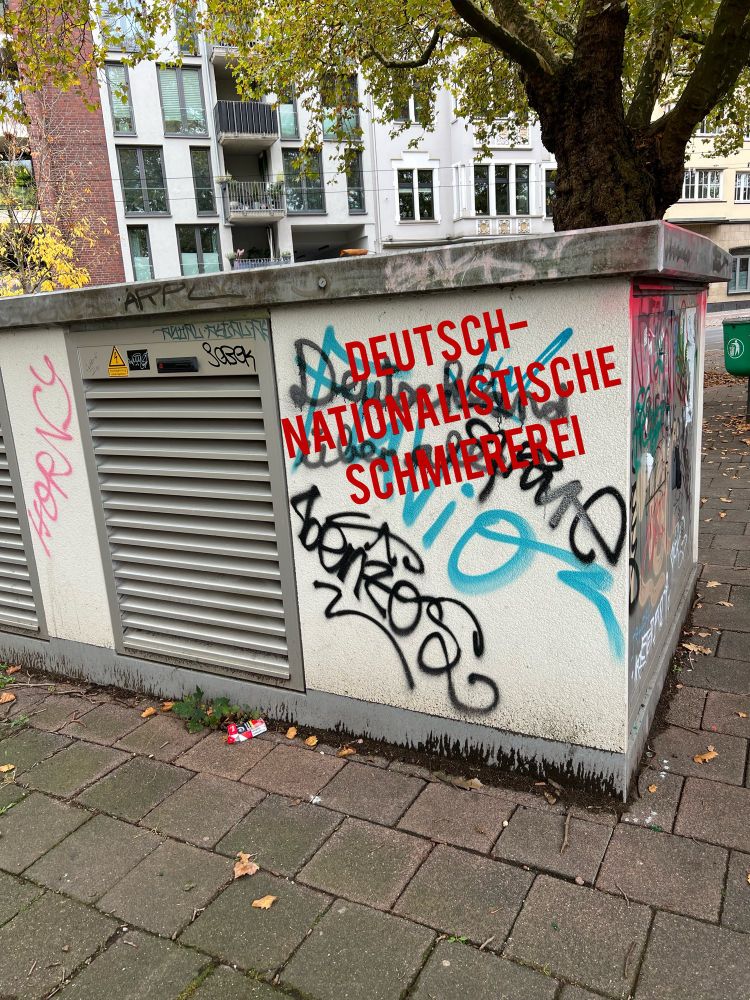 Die nationalistische Parole ‚Deutschland über alles‘ wurde an einer Trafostation in der Rethelstraße gesprüht.“