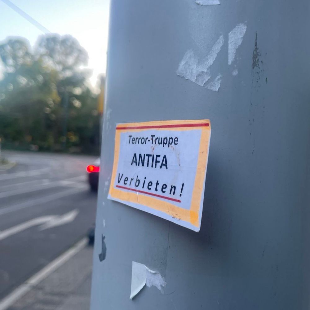 Foto zeigt Sticker mit der Aufschrift „Terror-Truppe Antifa Verbieten!“.