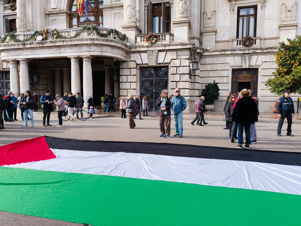 Gran bandera palestina en frente del ayuntamiento de Valencia