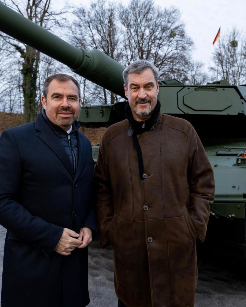 Florian Hahn und Markus Söder vor einem Panzer. 