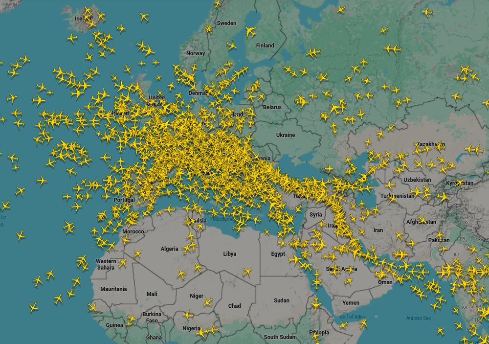 Carte du trafic aérien en temps réel, tout plein d’avions au-dessus de l’Europe.