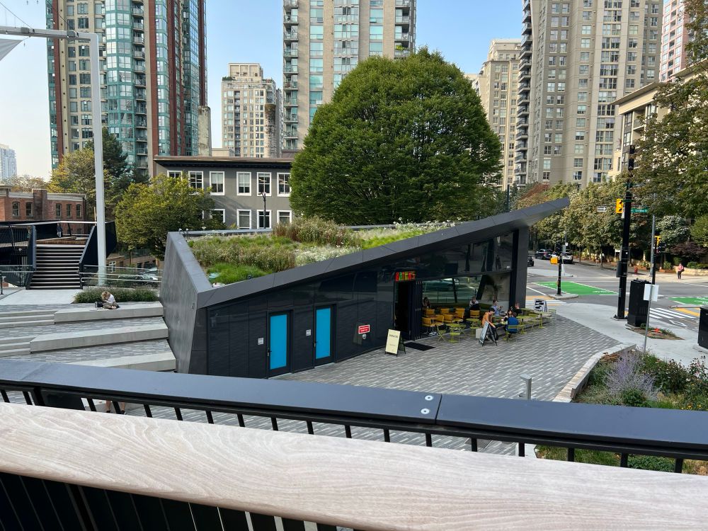 Coffee shop and restrooms in Rainbow Park