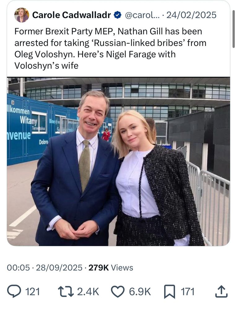 A screenshot of a Tweet by the legendary Carole Cadwalladr. She said as follows.
Former Brexit Party MEP, Nathan Gill has been arrested for taking Russian linked bribes from Oleg Voloshyn. Here's Nigel Farage with Voloshyn's wife. (A photo of them together)