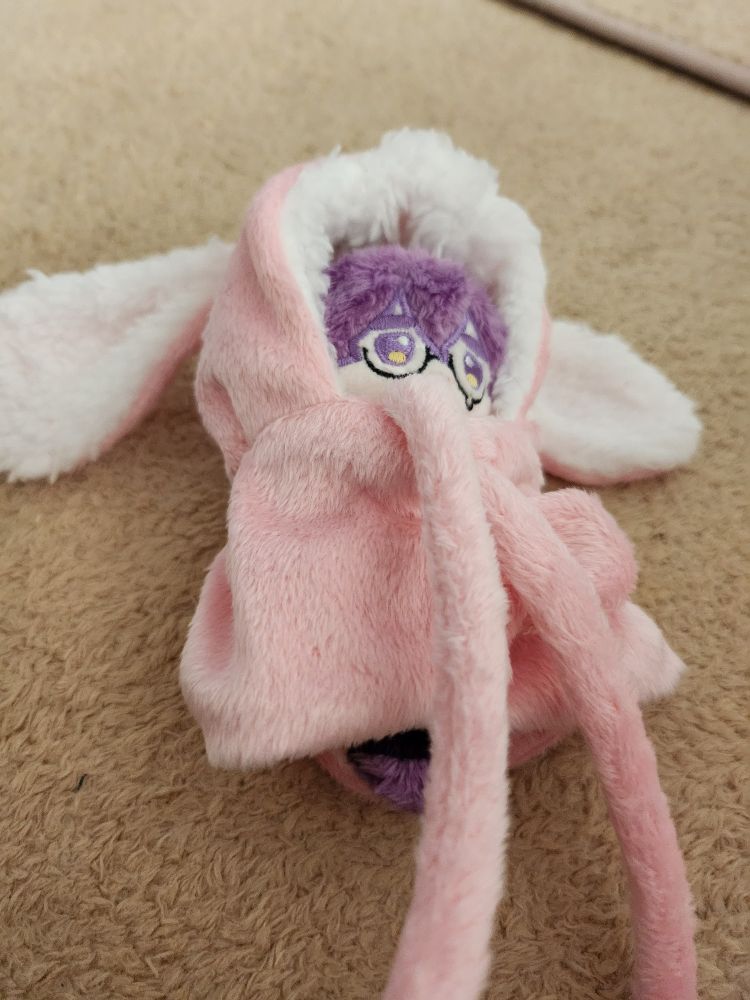 5cm 애덕 솜인혀에 10cm 전용 토끼 귀 달린 솜인형 망토를 씌워 놓은 모습
엄마 옷을 훔쳐 입은 아기마냥 귀엽구만