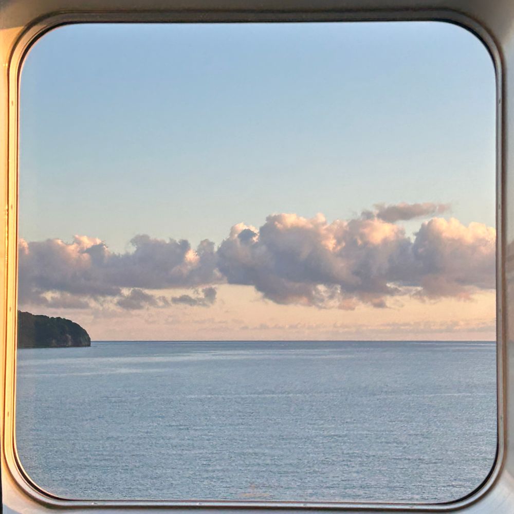 フェリーの窓から見た朝の青空