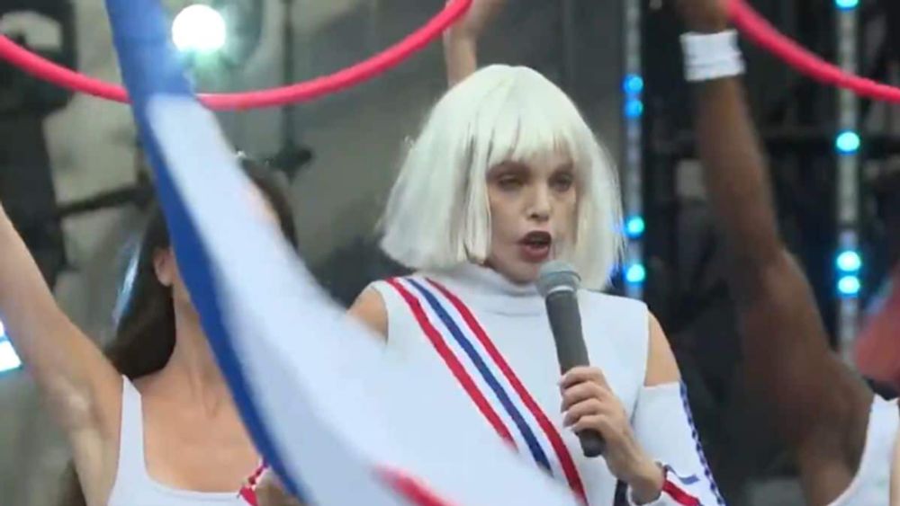 Arielle Dombasle moquée pour sa prestation lors du 14 juillet : "Ceci n'est pas une parodie"