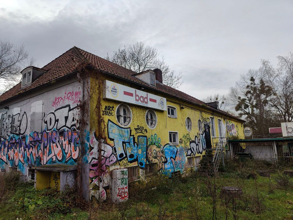 Buntes Seitengebäude 