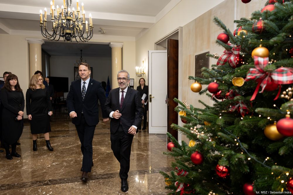 Uroczystość podpisywania memorandum o współpracy między bankami.