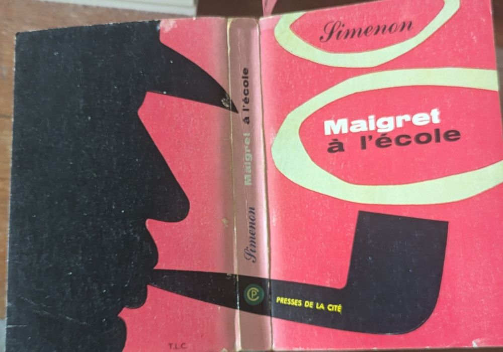 The cover for the original French edition of Georges Simenon's Maigret à l'école (Maigret goes to school), 1954