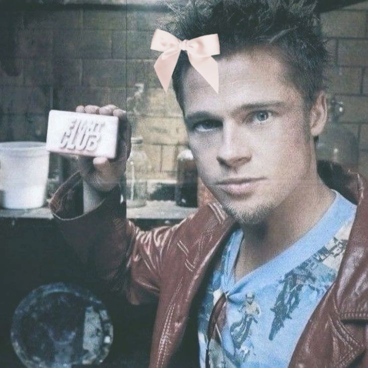 Tyler Durden de Fight Club com lacinho coquete na cabeça