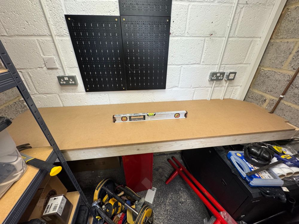 The finished bench with a spirit level on it. The spirit level shows the bench is perfectly level. 